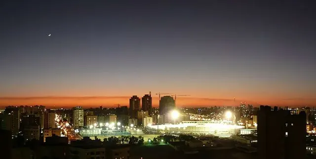 أضواء المدينة ليلًا في الكويت