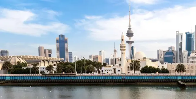 برج التحرير وأفق العاصمة
