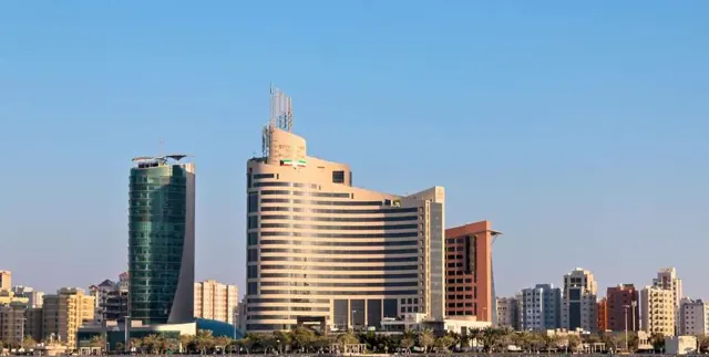 أبراج سكنية وتجارية حديثة