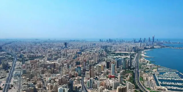 منظر جوي لمدينة الكويت والساحل