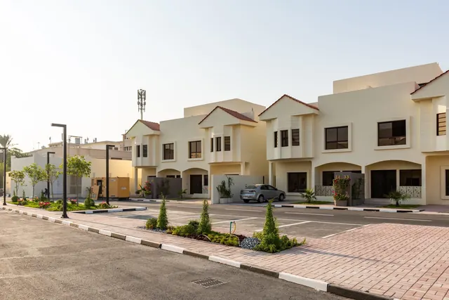 مجمع سكني حديث ومنازل عائلية في الكويت