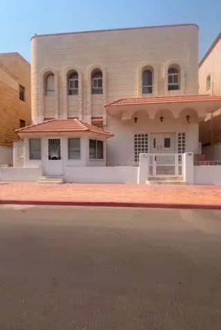 للبيع بيت في مبارك الكبير