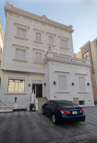للبيع بيت في غرب عبدالله المبارك